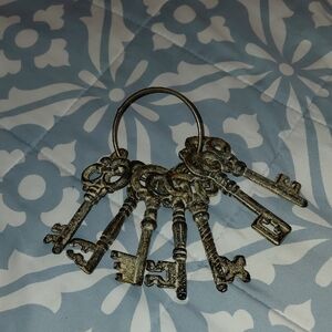 Vintage Style Key Wall Decor in Antique Gold